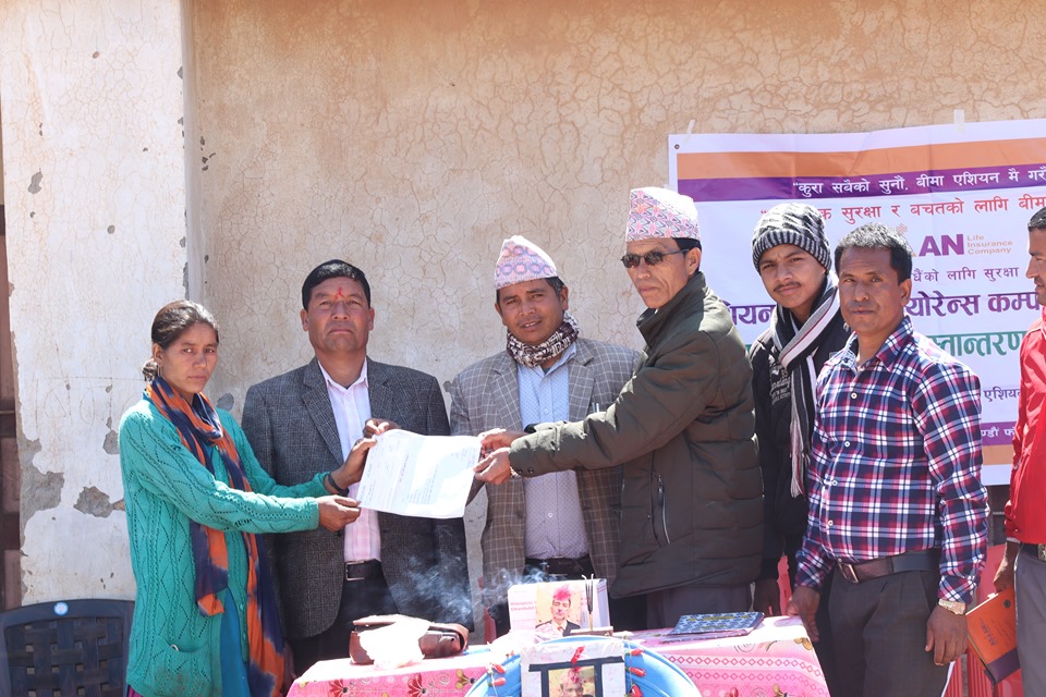 एशियन लाईफ इन्स्योरेन्सद्वारा मृत्यूदाबी चेक हस्तान्तरण