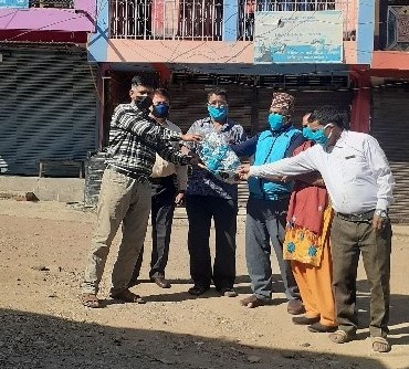 सहकारीद्वारा वडा कार्यालयलाई माक्स वितरण