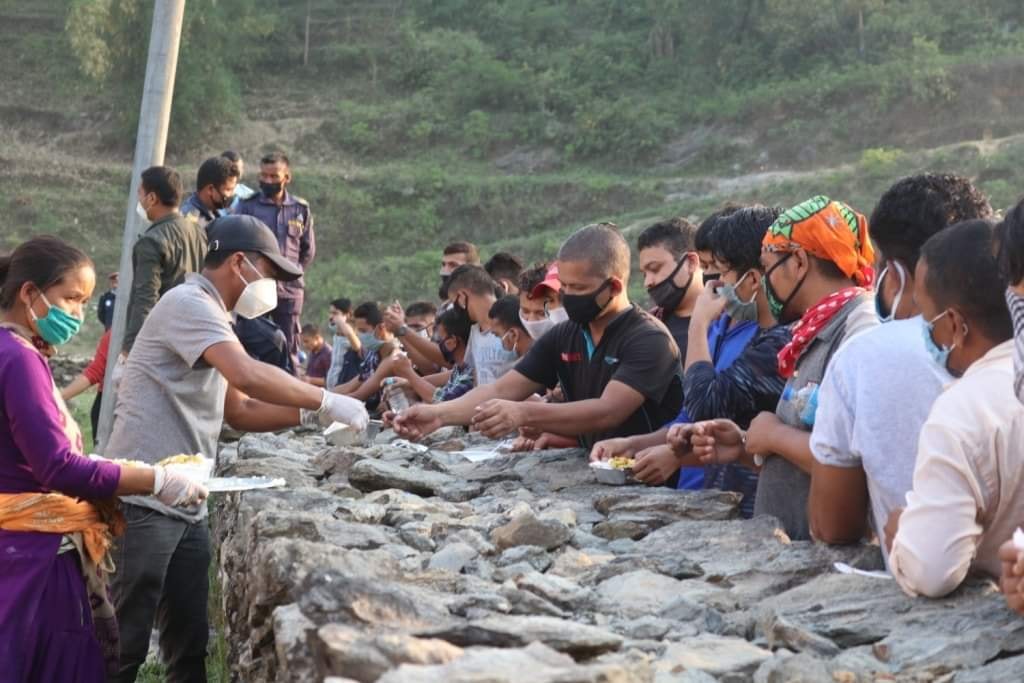 यात्रीहरुलाई लायन्स क्लब अफ दैलेखद्धारा खाना