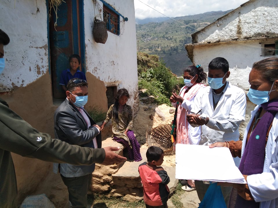 स्वास्थ्यकर्मि द्धारा  घर घरमा स्वास्थ्य परिक्षण