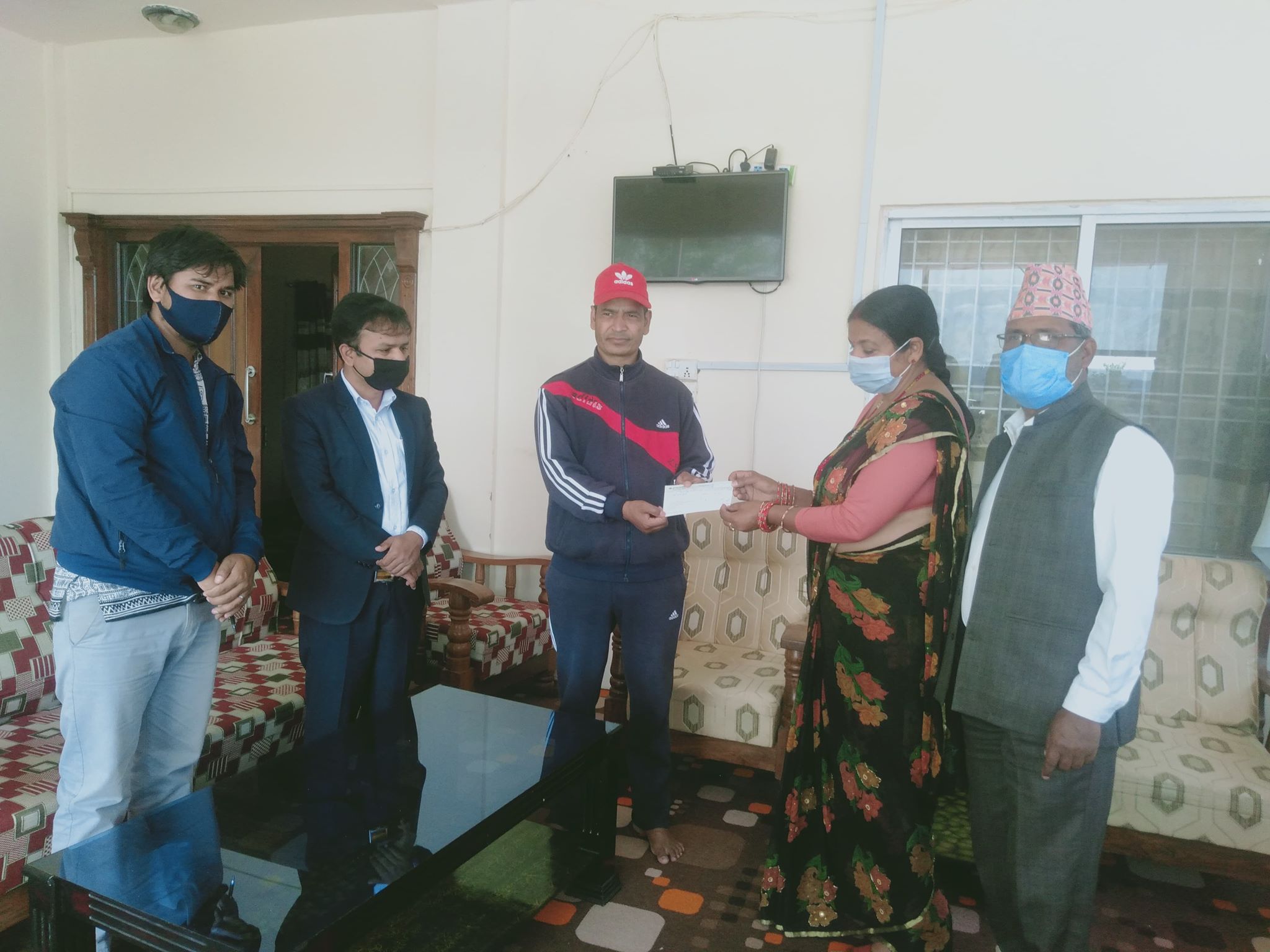 प्रदेश सरकारलाइ साना किसानको १ लाख सहयोग