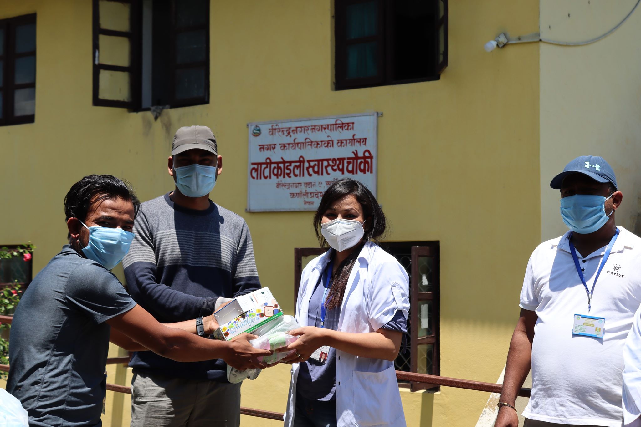 श्रेष्ठ दाजुभाईद्वारा स्वास्थ्यकर्मी र सुरक्षाकर्मीलाई सामग्री सहयोग