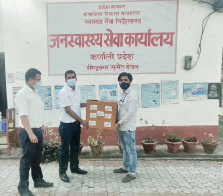 सुर्खेत अनलाइनबजारद्वारा स्वास्थ्य सामाग्री हस्तान्तरण