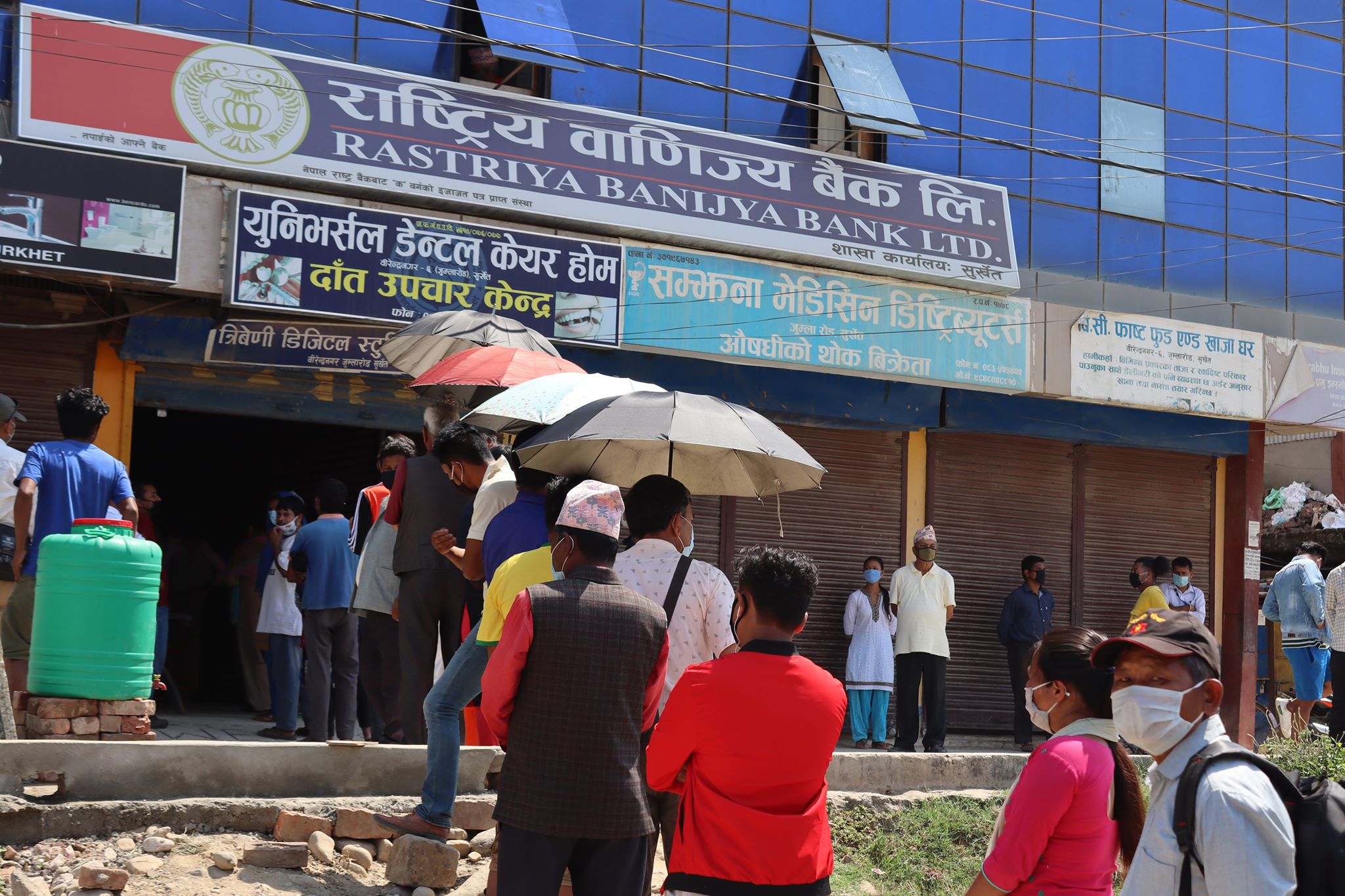 वाणिज्य बैँकमा सेवाग्राहीको भिड