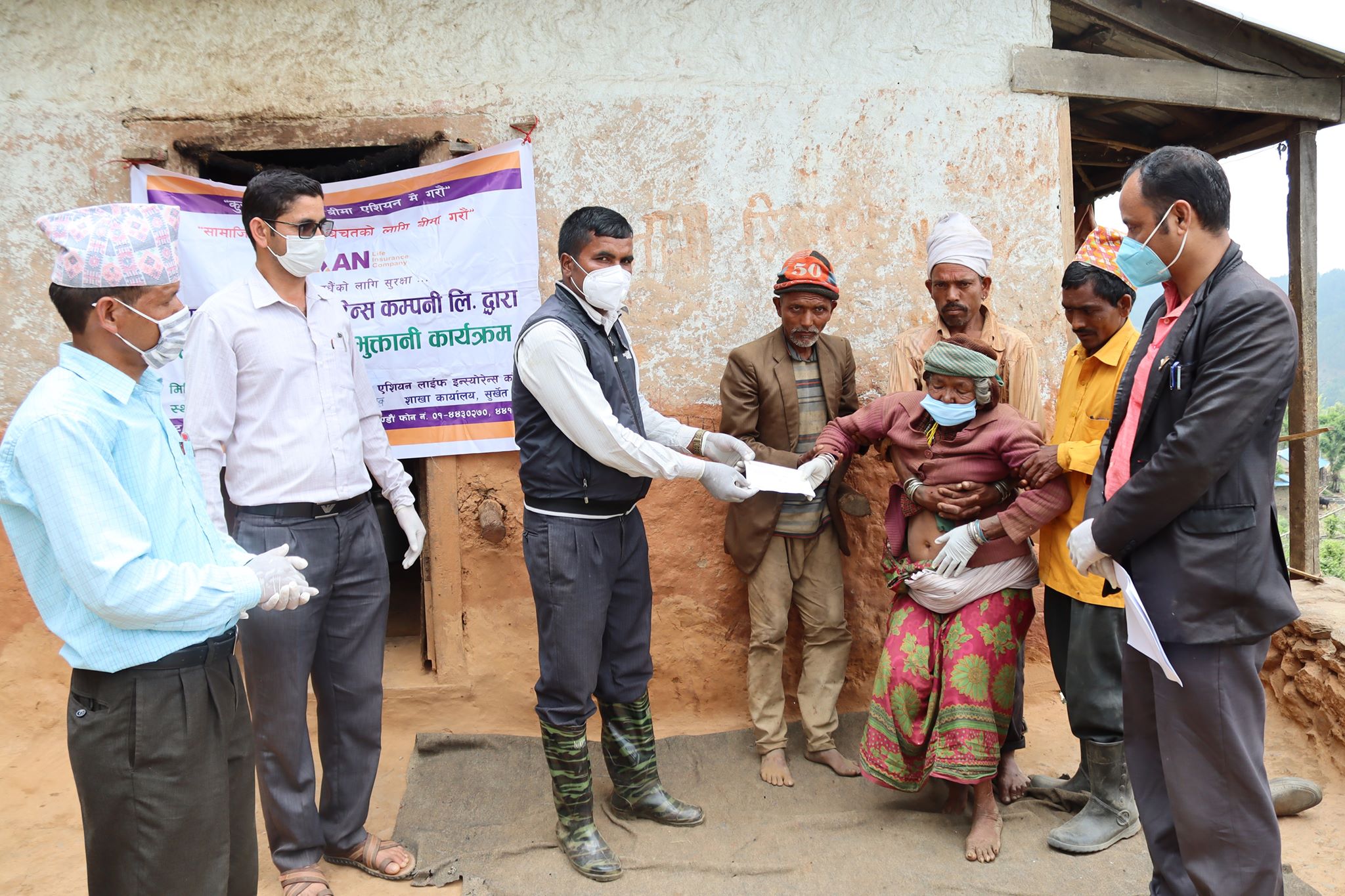 एशियन लाईफ इन्स्योरेन्सद्धारा दैलेखको दुल्लुमा  बीमा चेक हस्तान्तरण