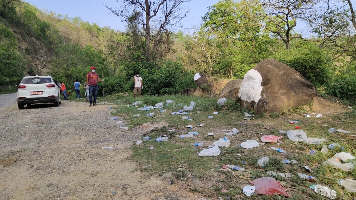 यूवाहरुको समूहले गर्यो राजमार्ग सरसफाई (भिडियो सहित)