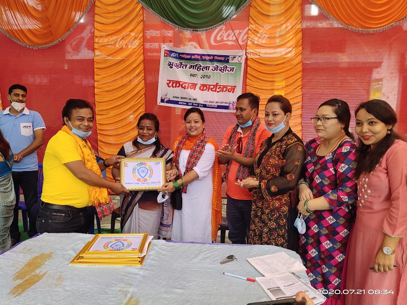 सुर्खेत महिला जेसीजद्वारा रक्तदान, कर्णाली प्रदेशमा सर्वाधिक रक्तदान गर्ने शाक्य सम्मानित