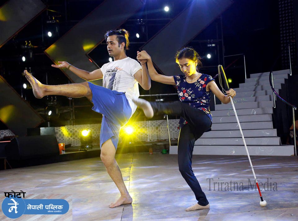 दृष्टीविहिन “श्रृष्टी”को उचाईको उडानमा कर्णालीका “केशव”को साथ