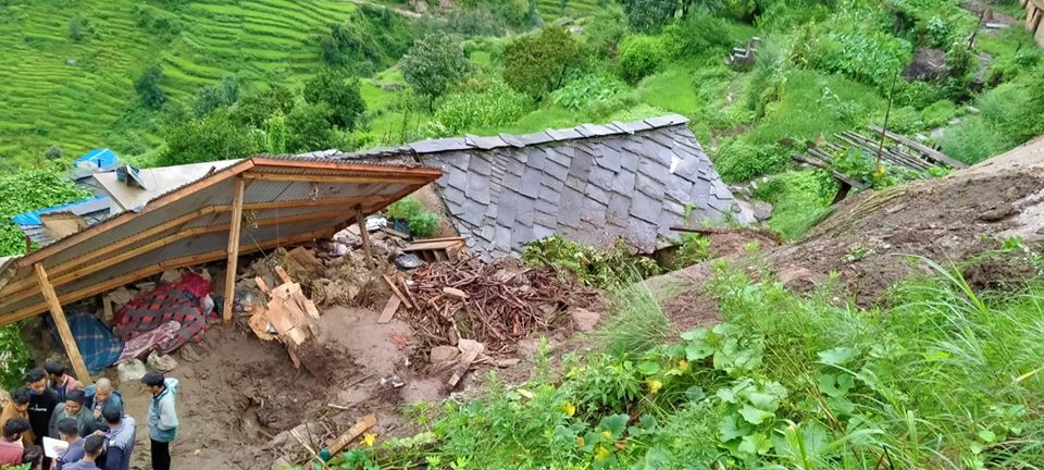 कालिकोटमा पहिरोले पुरिँदा एकै परिवारका ६ जनाको मृत्यु
