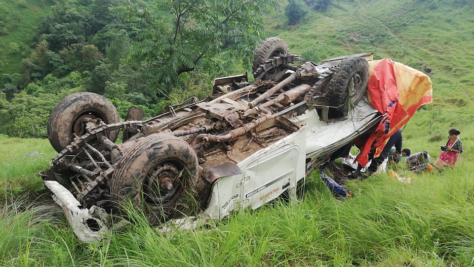 वीरेन्द्रनगरको साल्डाँडामा जीप दुर्घटना, २ जना घाईते