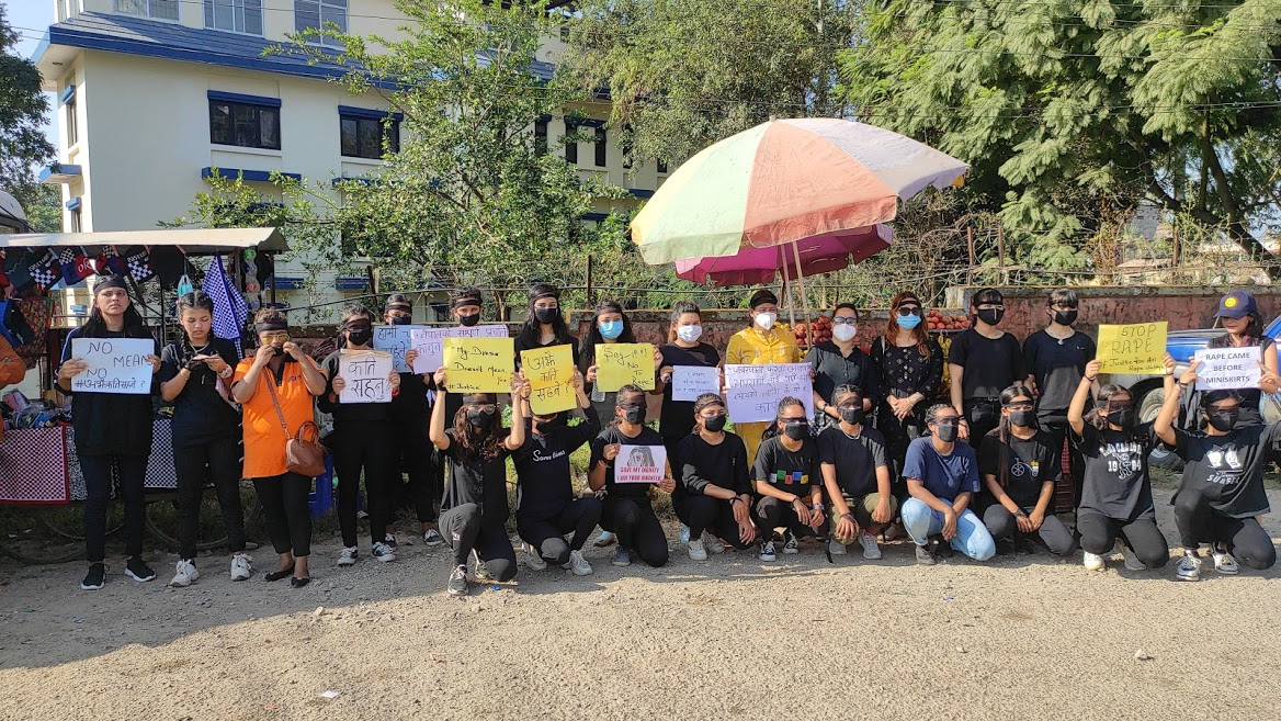 “STOP RAPE” कालो पहिरनमा यूवाहरुको प्रदर्शन (भिडियो सहित)