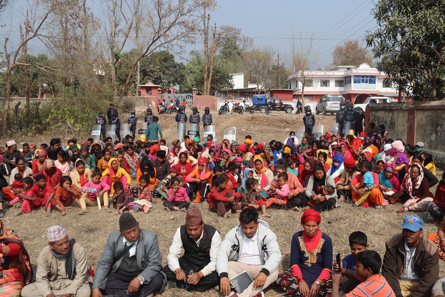 बादी समुदायका महिलाहरुद्वारा “निवस्त्र” आन्दोलन गर्ने चेतावनी