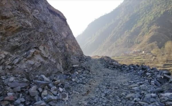 कर्णाली करिडोरको छिचोलियो चट्टानी भिर