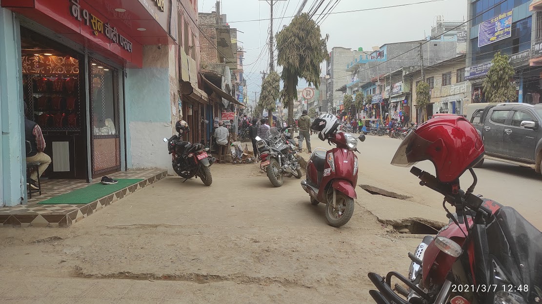 अस्तव्यस्त पार्किङ्ग, बटुवालाई सास्ती (भिडियो)