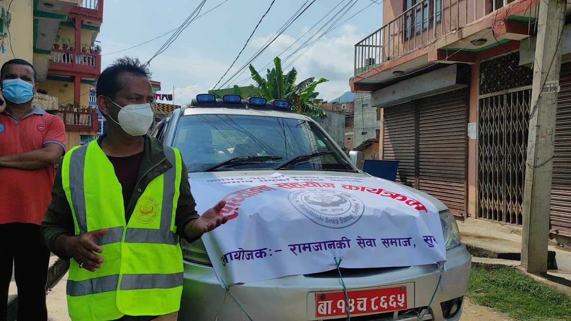 वीरेन्द्रनगर बजारमा विपन्न परिवारलाई राहत वितरण गर्दै रामजानकी सेवा समाज (भिडियो सहित)