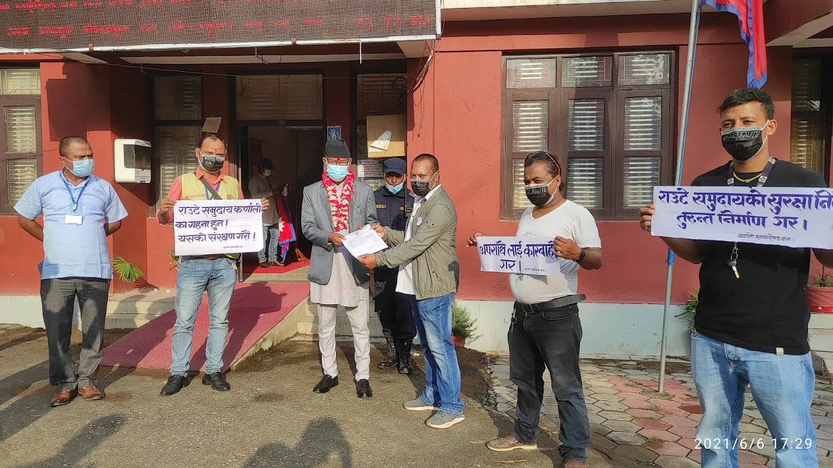 नवनियूक्त मन्त्रीलाई स्वयम् सेवकदलले बुझायो ज्ञापन पत्र
