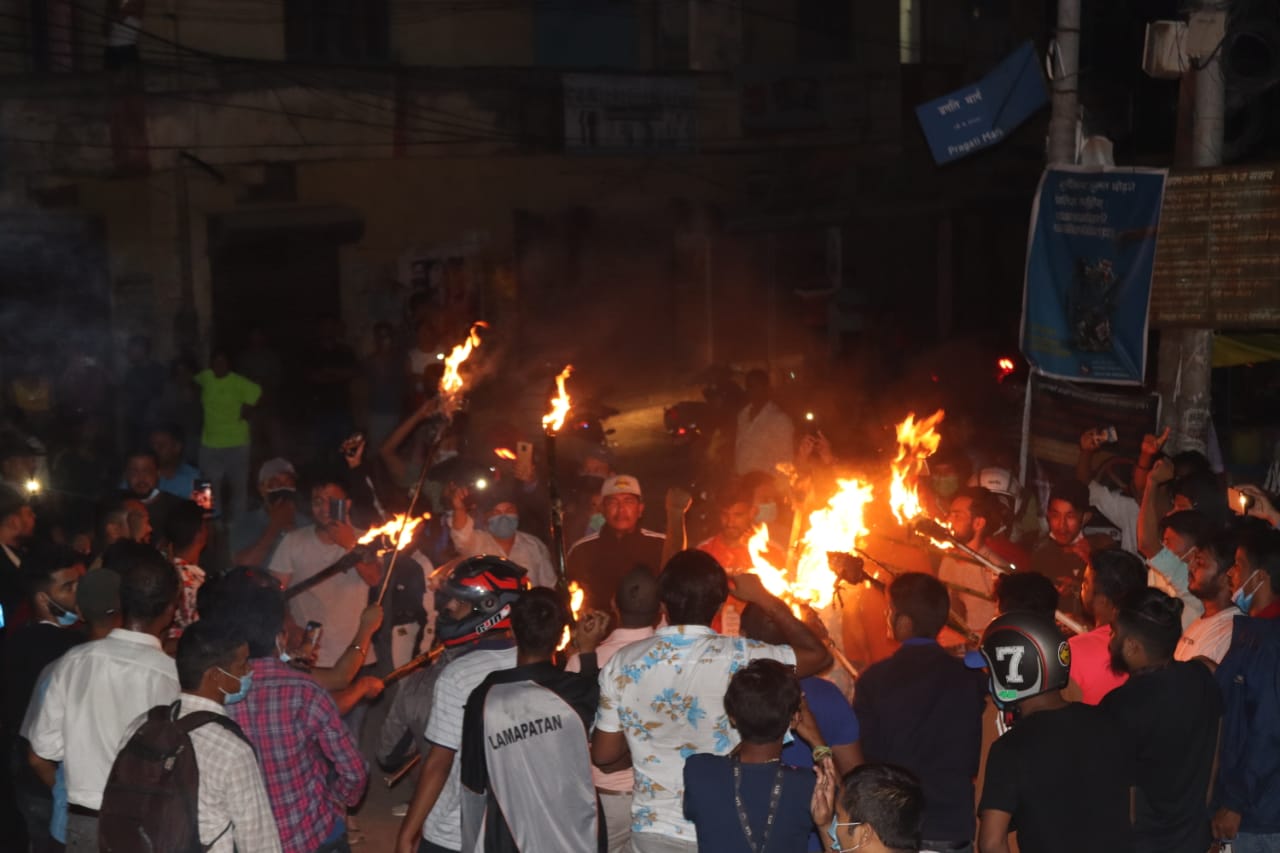 ओली समर्थकहरुद्वारा वीरेन्द्रनगरमा मसाल जुलुस प्रदर्शन (भिडियोसहित)