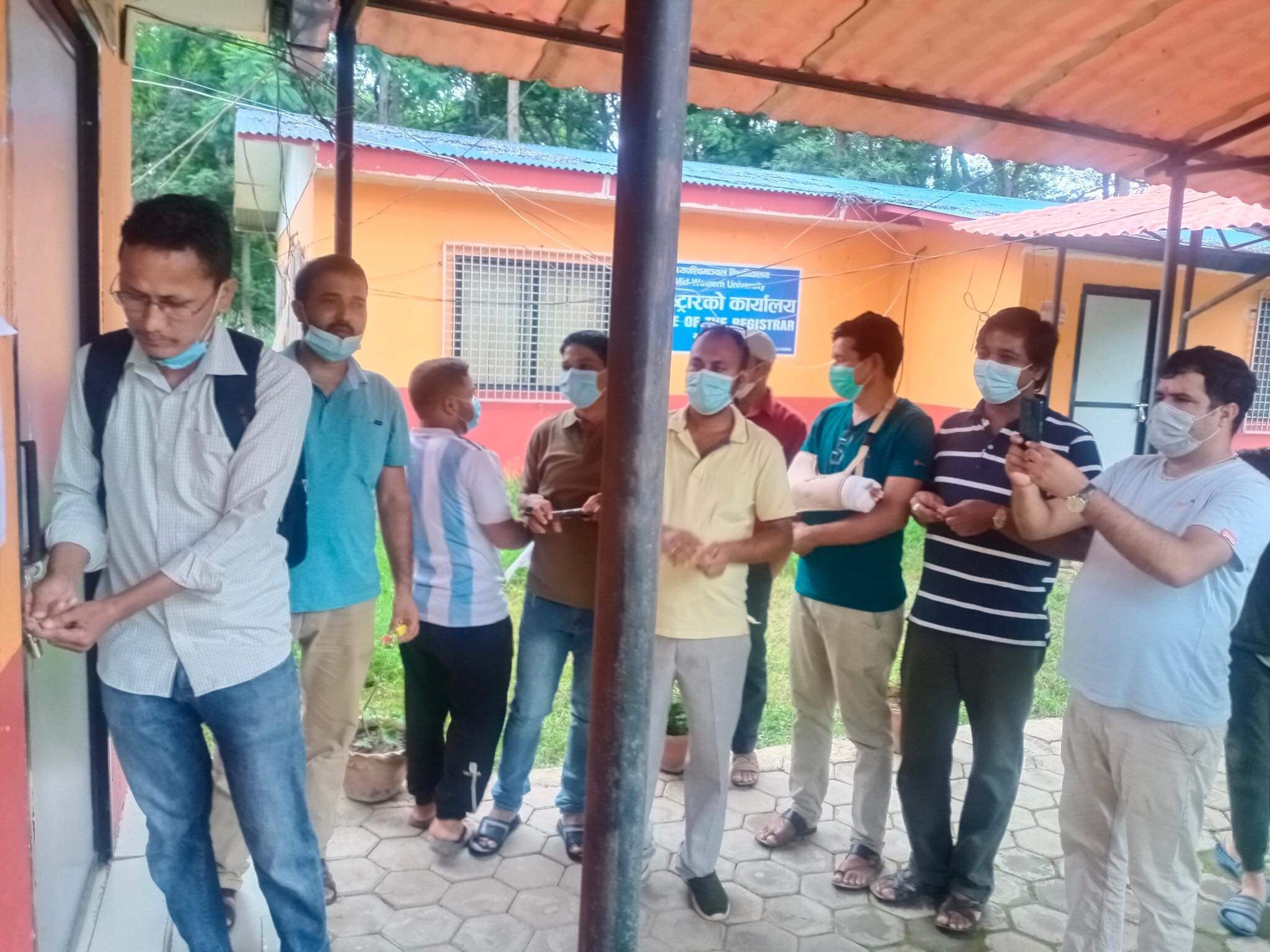 प्राध्यापक संगठनद्वारा विश्वविद्यालयमा तालाबन्दी