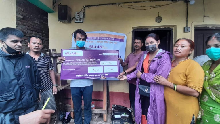 एशियन लाईफ इन्स्योरेन्सद्वारा मृत्युदाबी रकमको चेक हस्तान्तरण