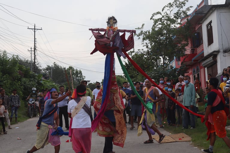 वीरेन्द्रनगरको लाटीकोइलीमा बुढी गाईजात्रा निकालियो (भिडियो सहित)