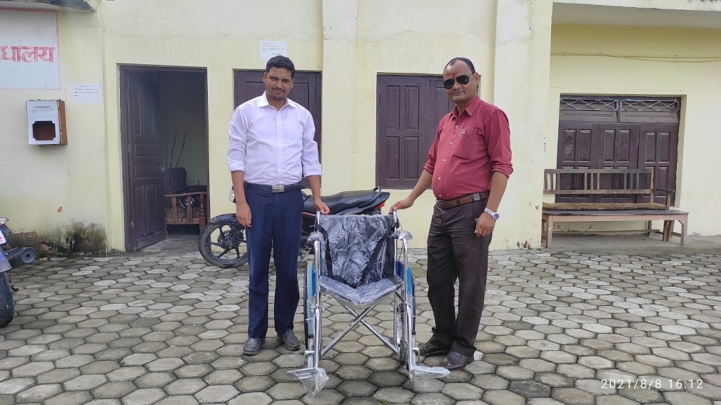 डाक्टर रिजालद्वारा ह्वील चियर सहयोग