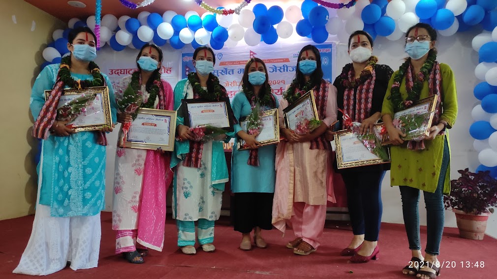 कोरोना महामारीका वेला अग्रपंतिमा खटिने डाक्टर र स्वास्थ्यकर्मी सम्मानित