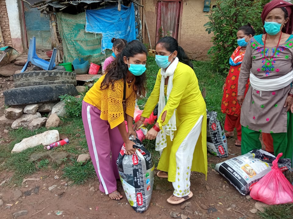 तीजको अवसरमा दृष्टिविहिनहरुलाई खाद्य हस्तान्तरण