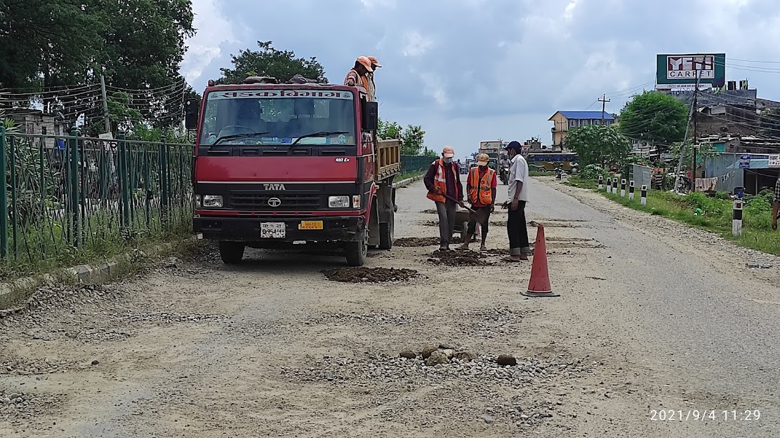 प्रदेश राजधानीको ४ लेन सडकका खाल्डो माटोले पुर्दै सडक विभाग