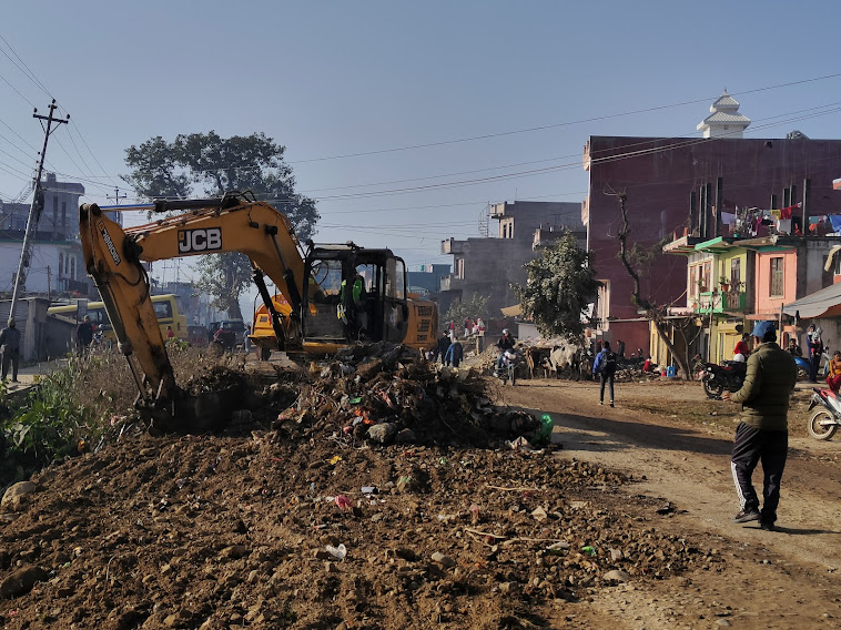 निमार्ण रोकिएको सडक बनाउन ठेकेदार कम्पनीलाई निर्देशन