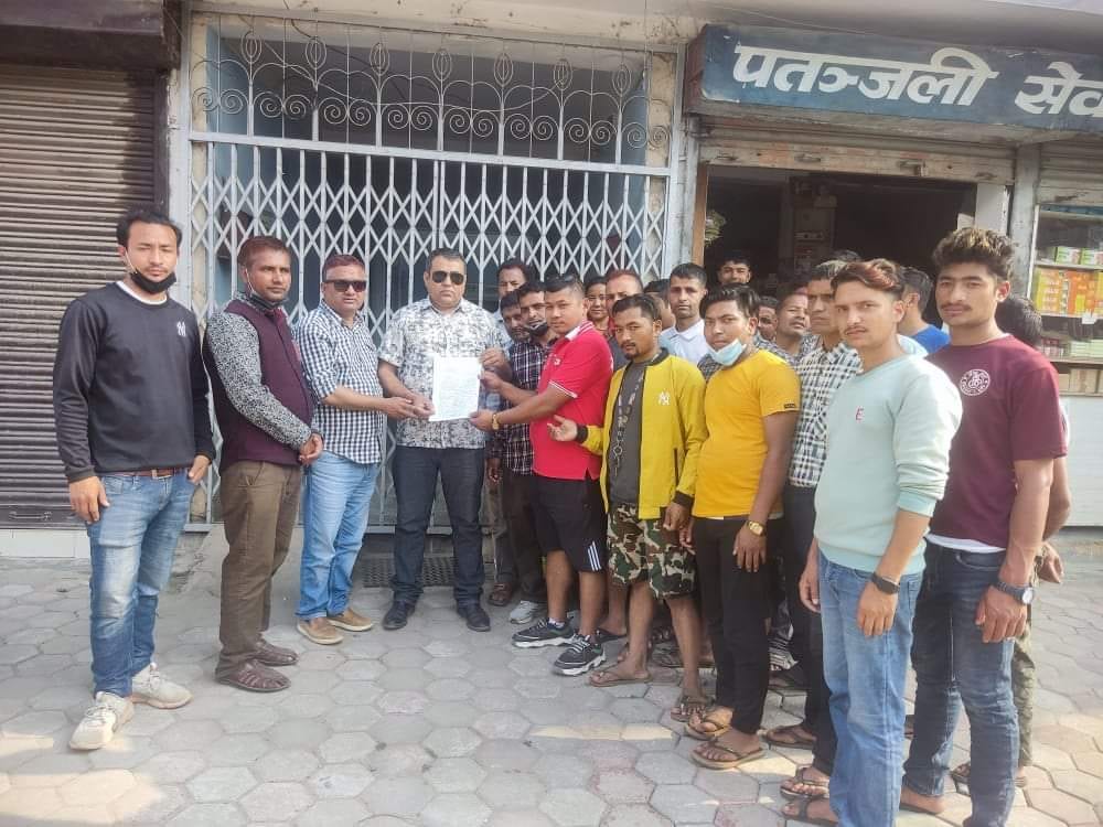 बसपार्कका व्यावसायीहरुद्वारा धरौटी रकम फिर्ताको माग गर्दै ज्ञापन पत्र बुझाए