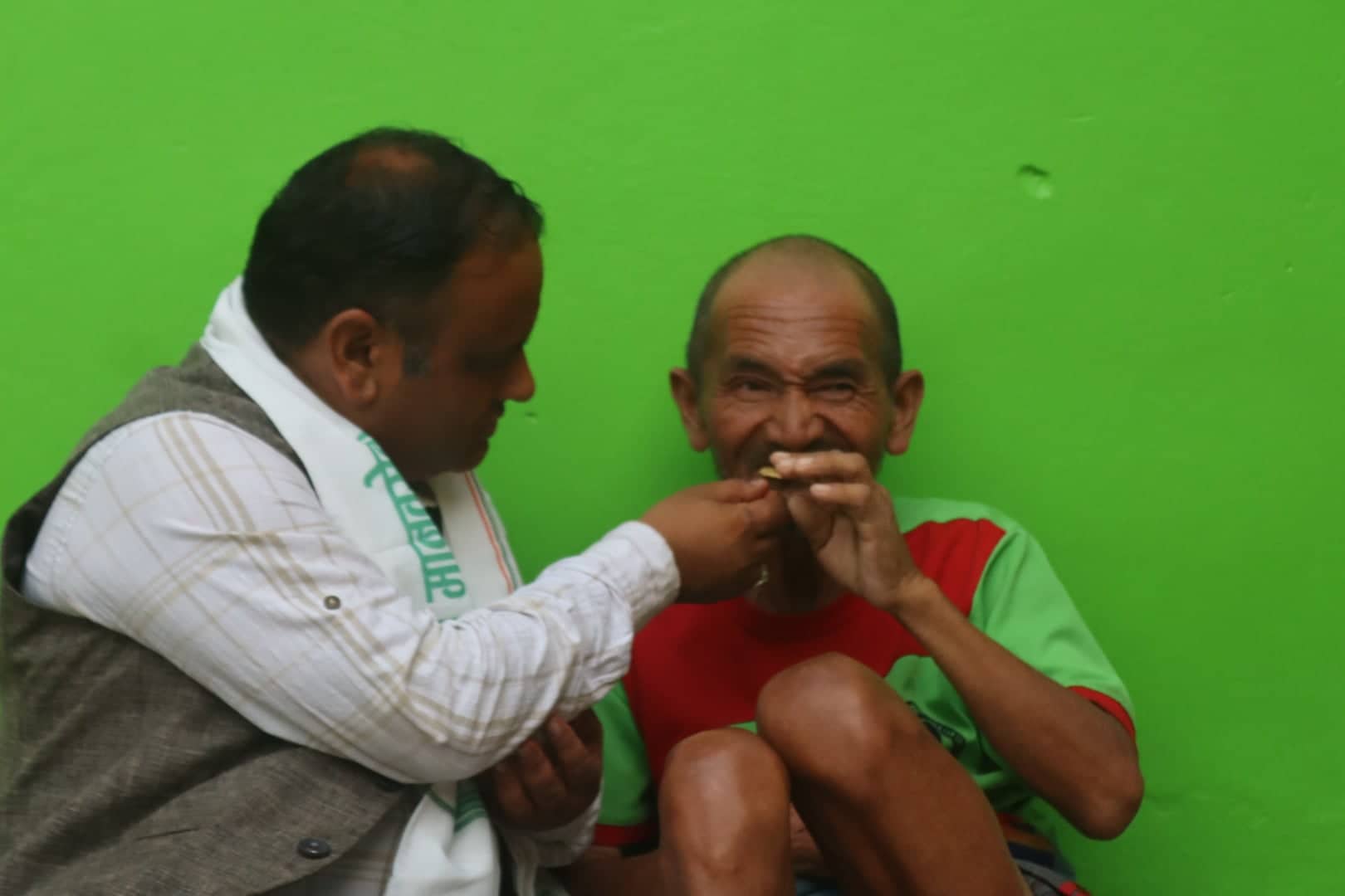 काँग्रेसका नगरसभापति खड्काद्वारा भोजन गराईयो (फोटोफिचर)