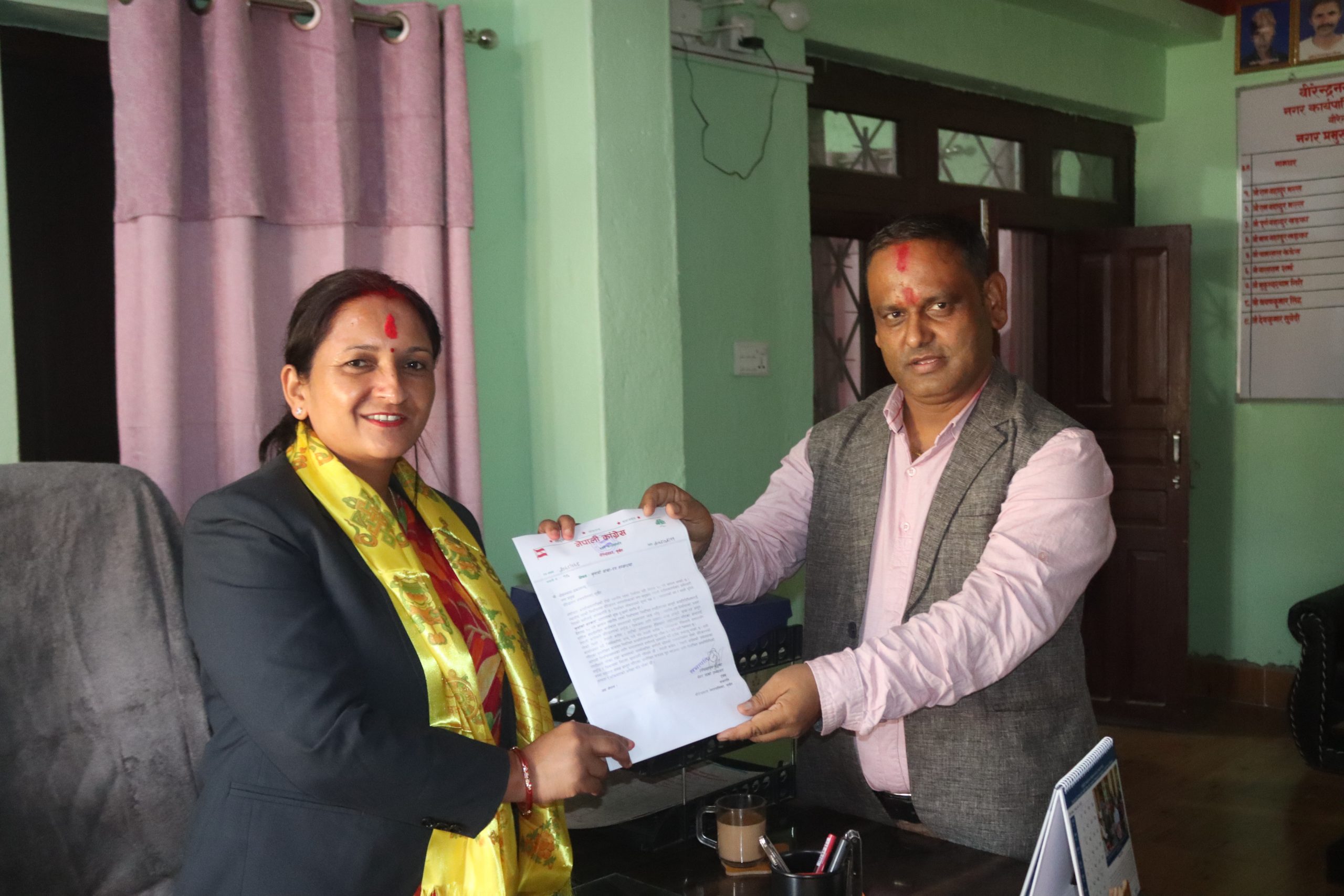 नेपाली कांग्रेसको संकल्प सहितको चुनावी वाचा नगर प्रमुखलाई हस्तान्तरण