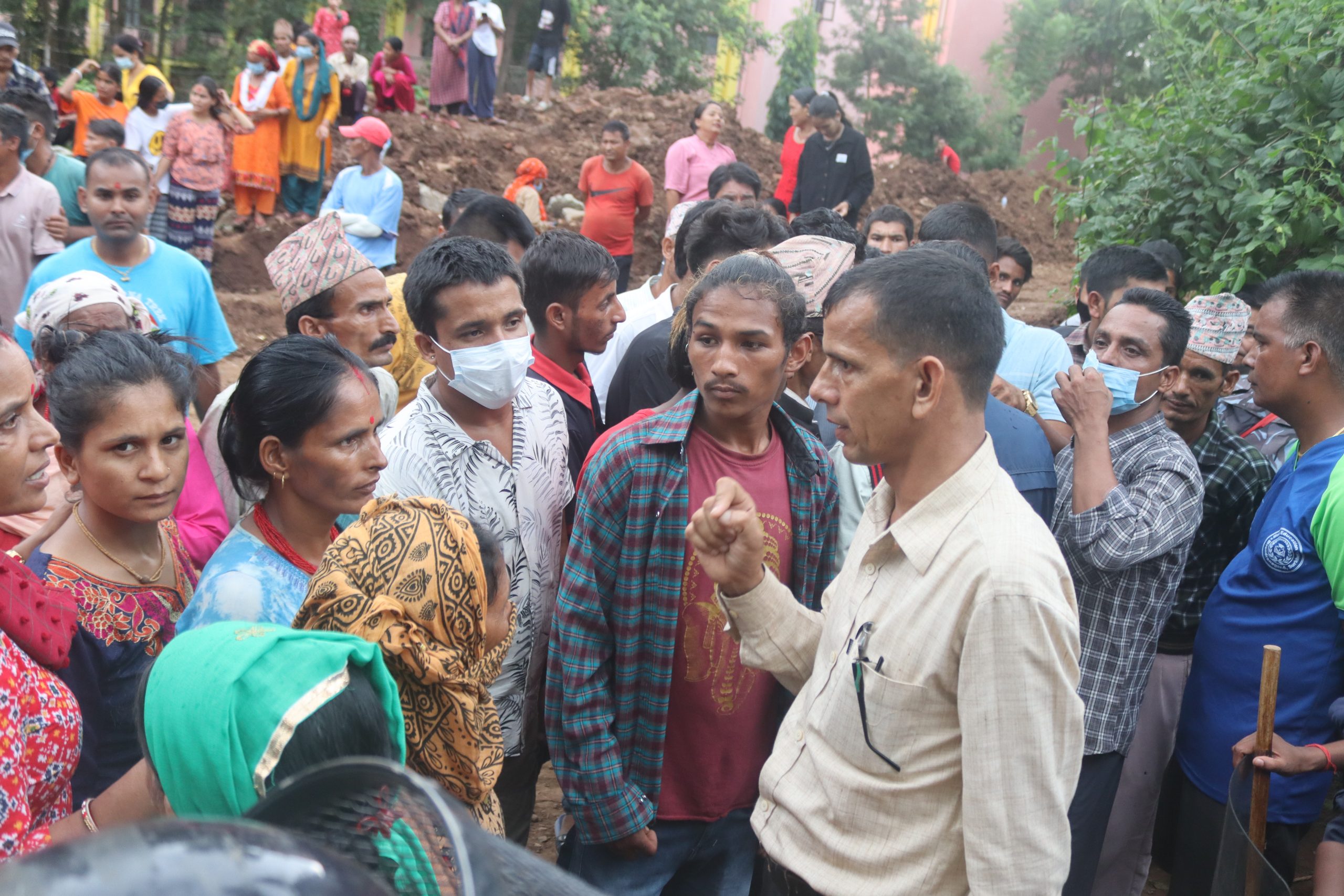 वन अधिकृतसहित चार जनाविरूद्व किटानी जाहेरी, दुबैपक्ष वार्तामा (भिडियोसहित)