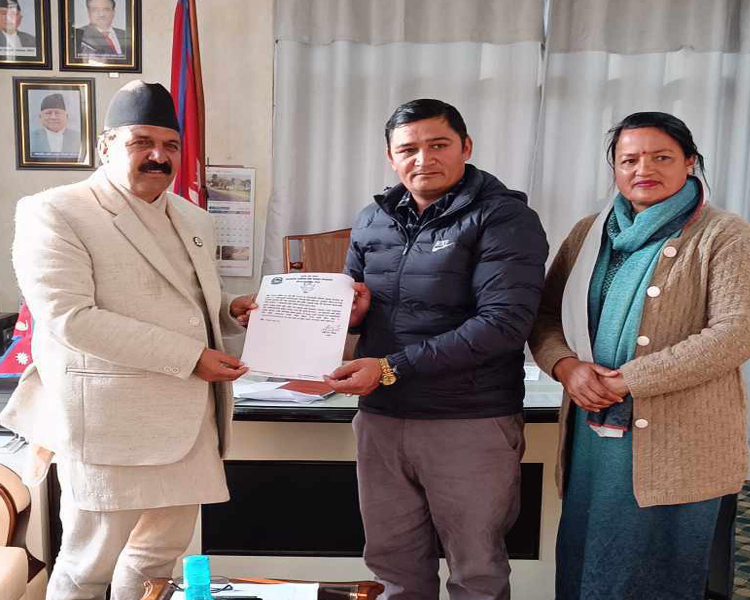 एशियन वीमा कम्पनीद्वारा भुकम्प पिडितहरुलाई राहत रकम हस्तान्तरण