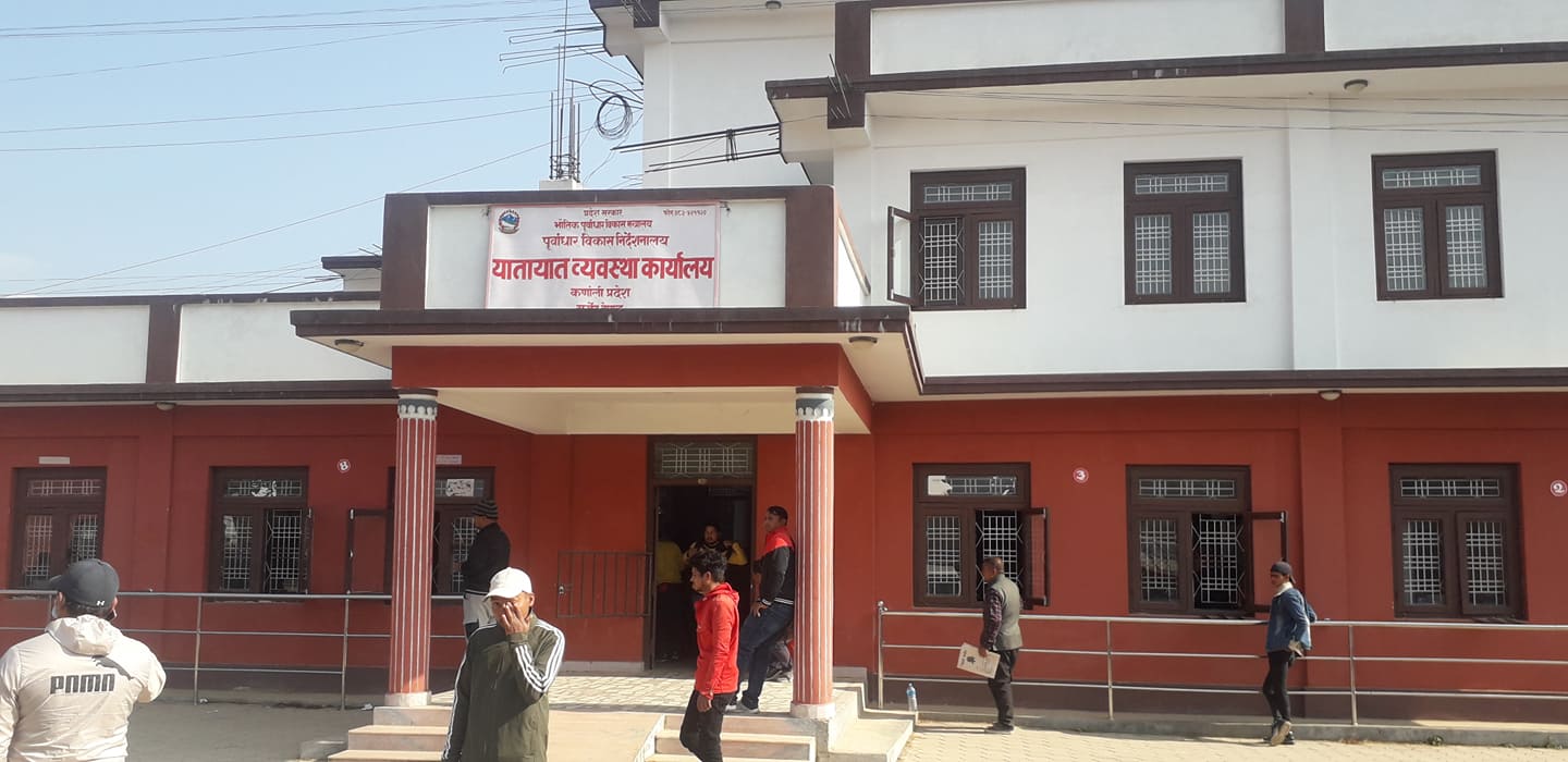 मन्त्री बुढाद्वारा यातायात कार्यालय सुर्खेतमा छड्के निरिक्षण