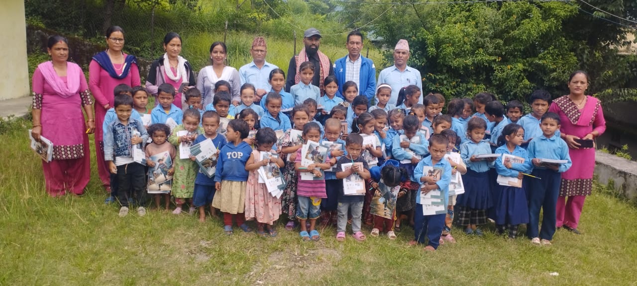नेपालका सर्वाधिक शतक रक्तदाता कर्माचार्यद्वारा शैक्षिक सामाग्री वितरण